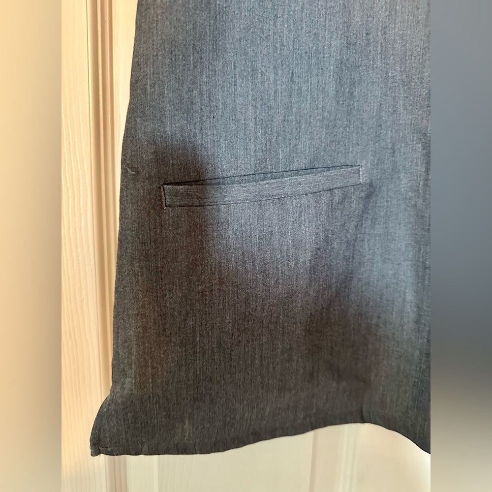 FIGS Charcoal Gray V-Neck Medical Scrub Top - Picture 3 of 10